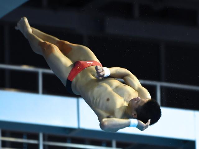 万博体育-世界杯杨健赢10米台冠军 杨昊不稳双保险并不保险